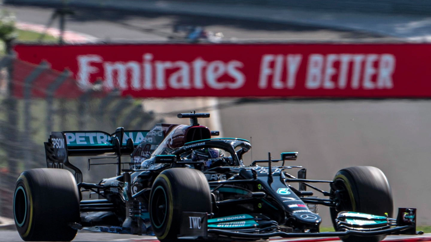La Mercedes di Lewis Hamilton in pista in Ungheria (Ansa)