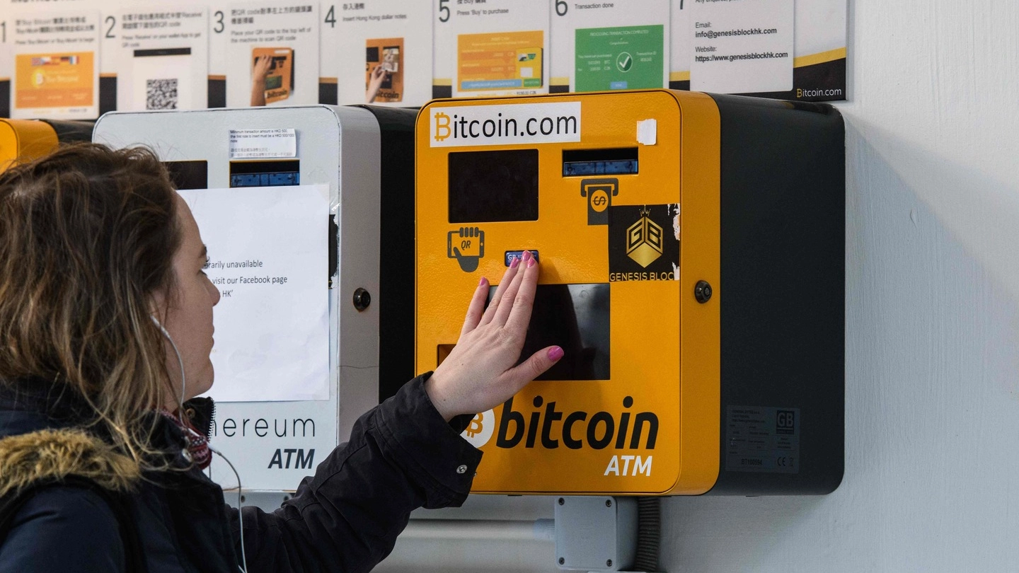 Uno sportello automatico di bitcoin a Hong Kong (Afp)