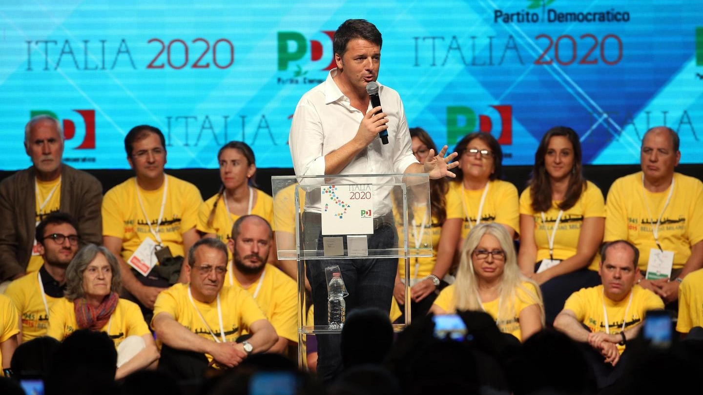 Matteo Renzi durante l'assemblea nazionale dei circoli Pd (Ansa)