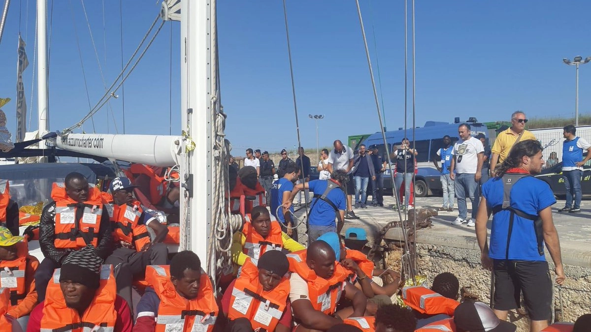 I migranti della nave ong Alex al porto di Lampedusa (Dire)
