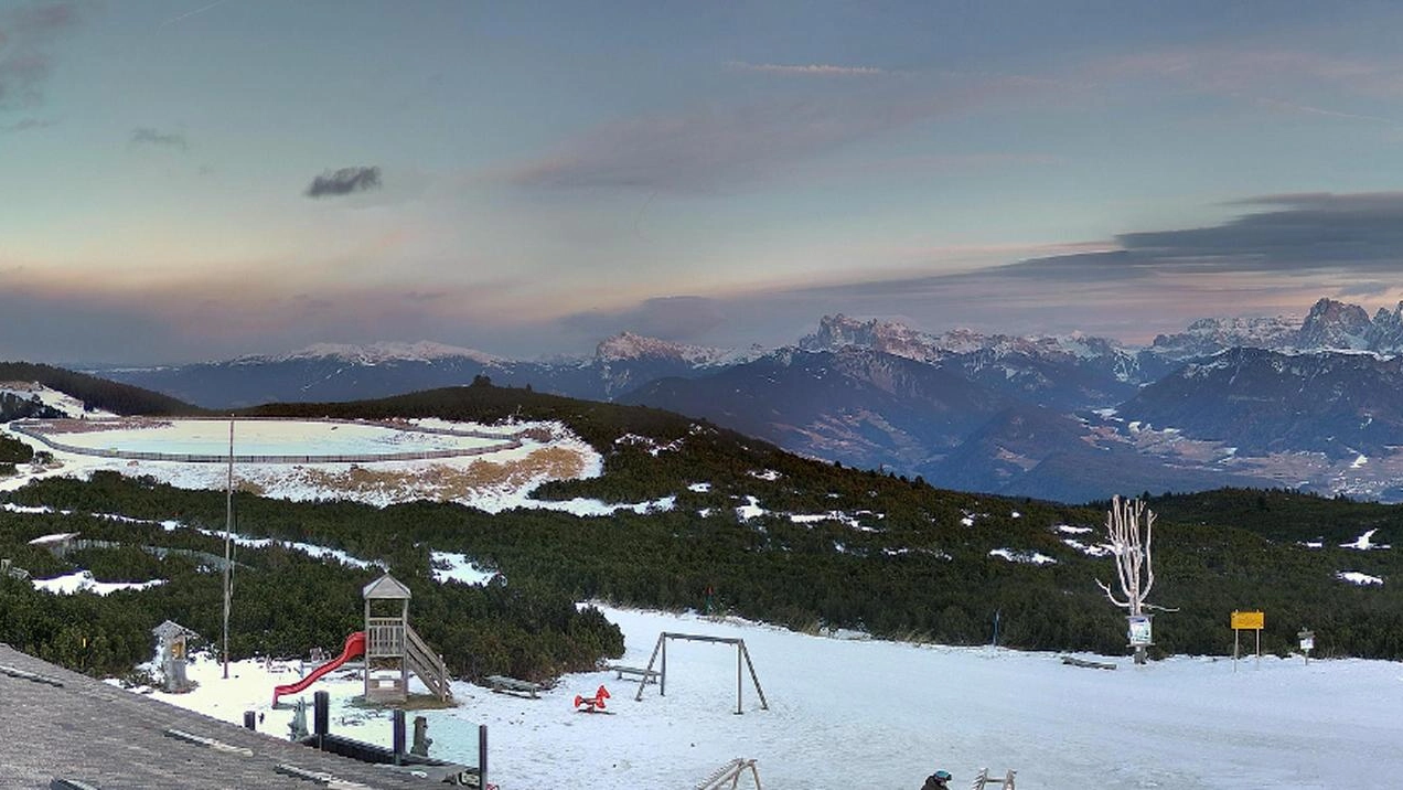 L'impianto sciistico del Corno del Renon nelle Alpi sarentine in Alto Adige (Ansa)
