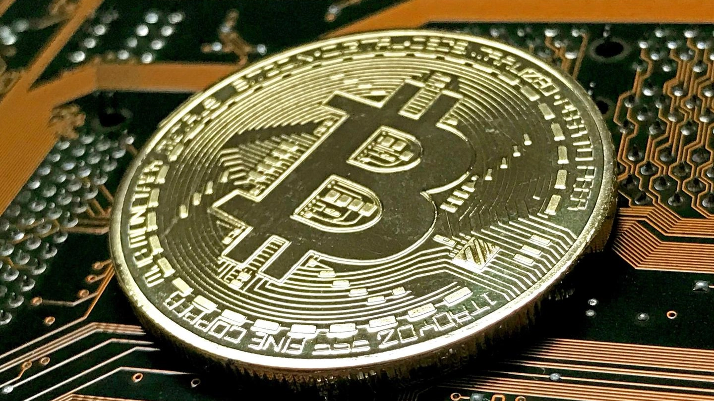 Una rappresentazione simbolica del Bitcoin (Ansa)
