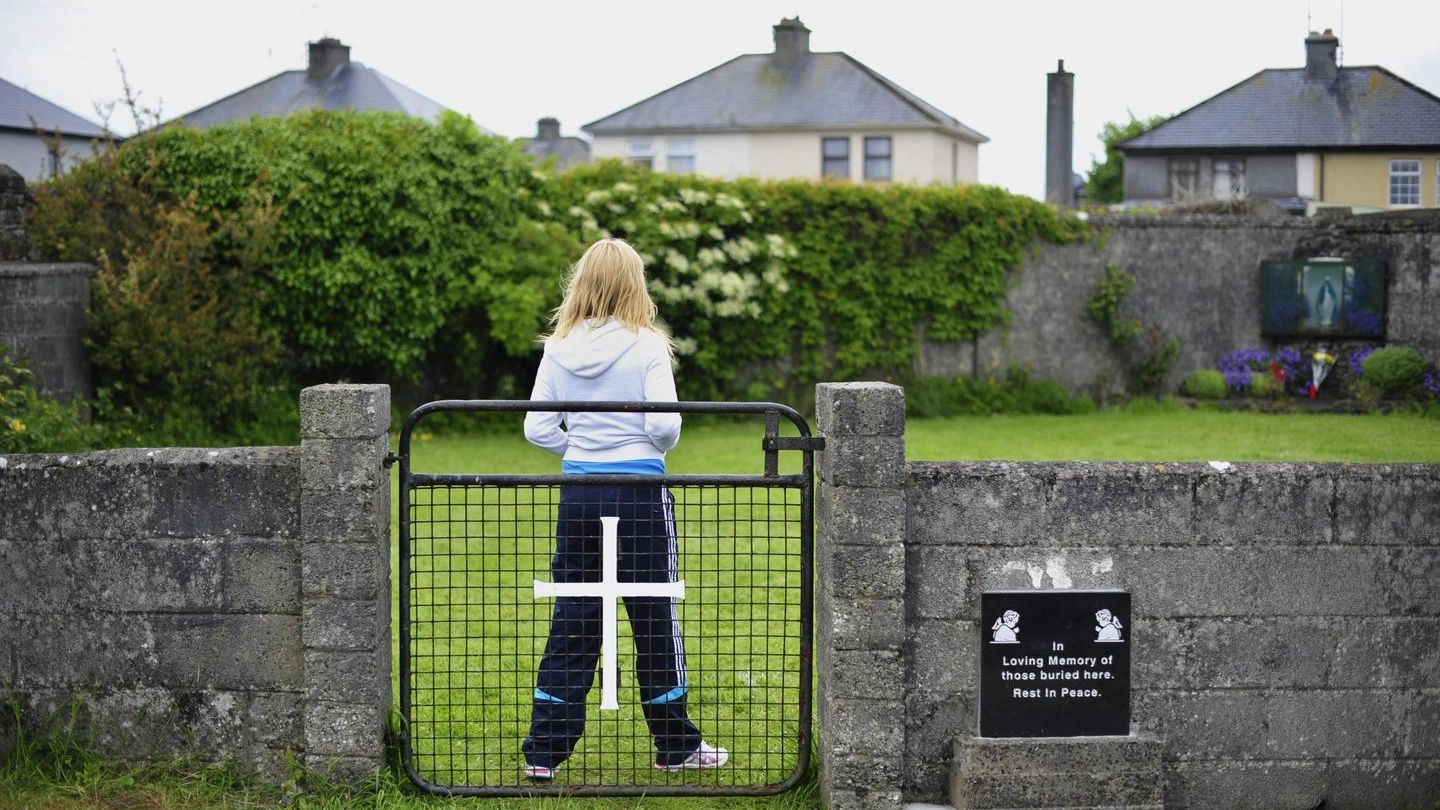 La fossa comune con 800 bambini trovata in Irlanda (Ansa)