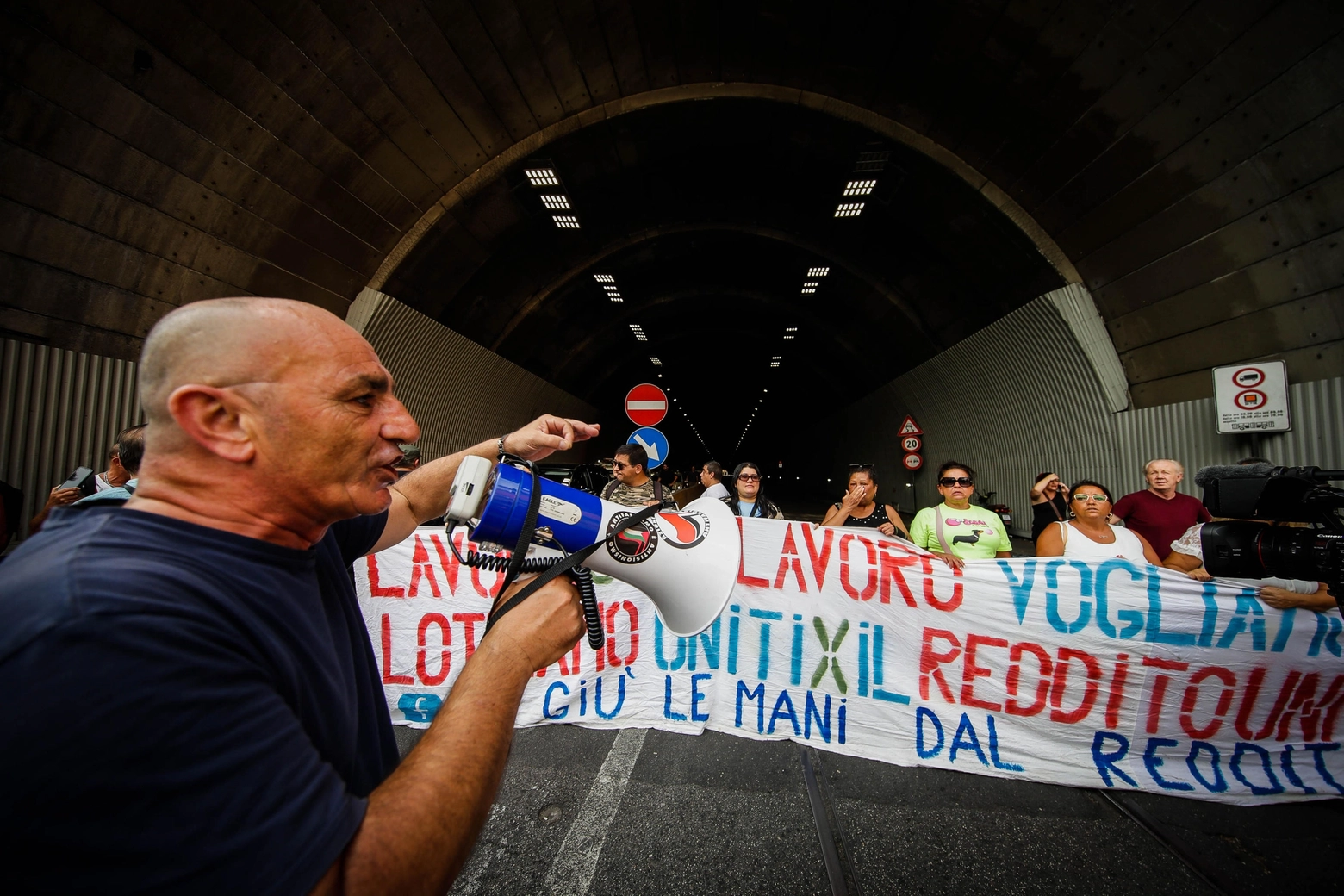 Protesta a Napoli per il reddito di cittadinanza, i manifestati davanti alla Galleria Vittoria