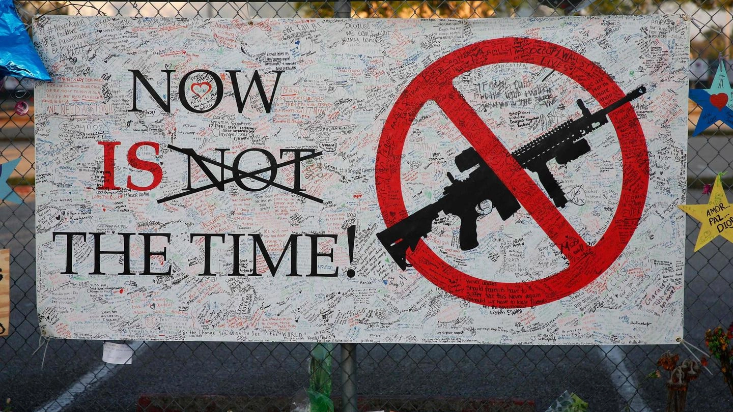Un cartellone contro le armi ai cancelli della scuola di Parkland (Lapresse)