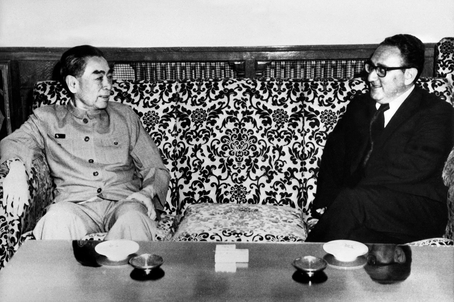 L'incontro nel 1971 tra Henry Kissinger e l'allora primo ministro cinese Zhou Enlai (Ansa)