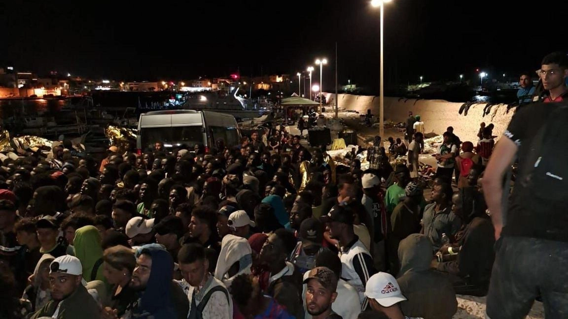 Migliaia di migranti sbarcano a Lampedusa senza sosta