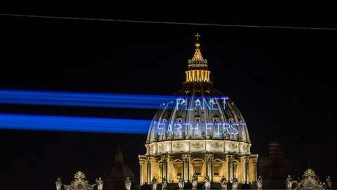 Trump: slogan Greenpeace a San Pietro