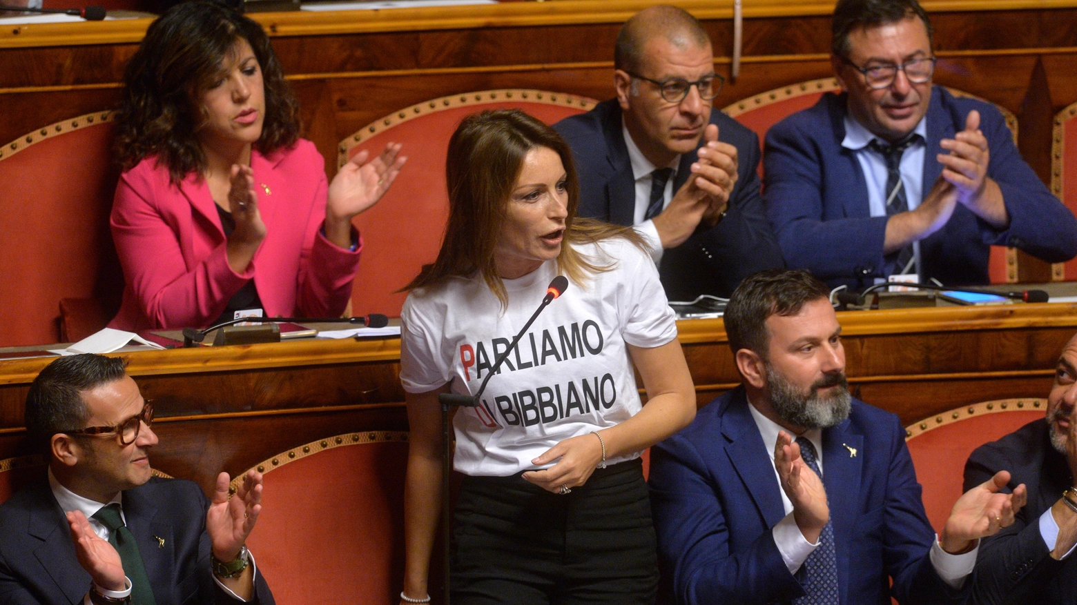 Lucia Borgonzoni in Senato con la t-shirt 'Parliamo di Bibbiano' (ImagoE)