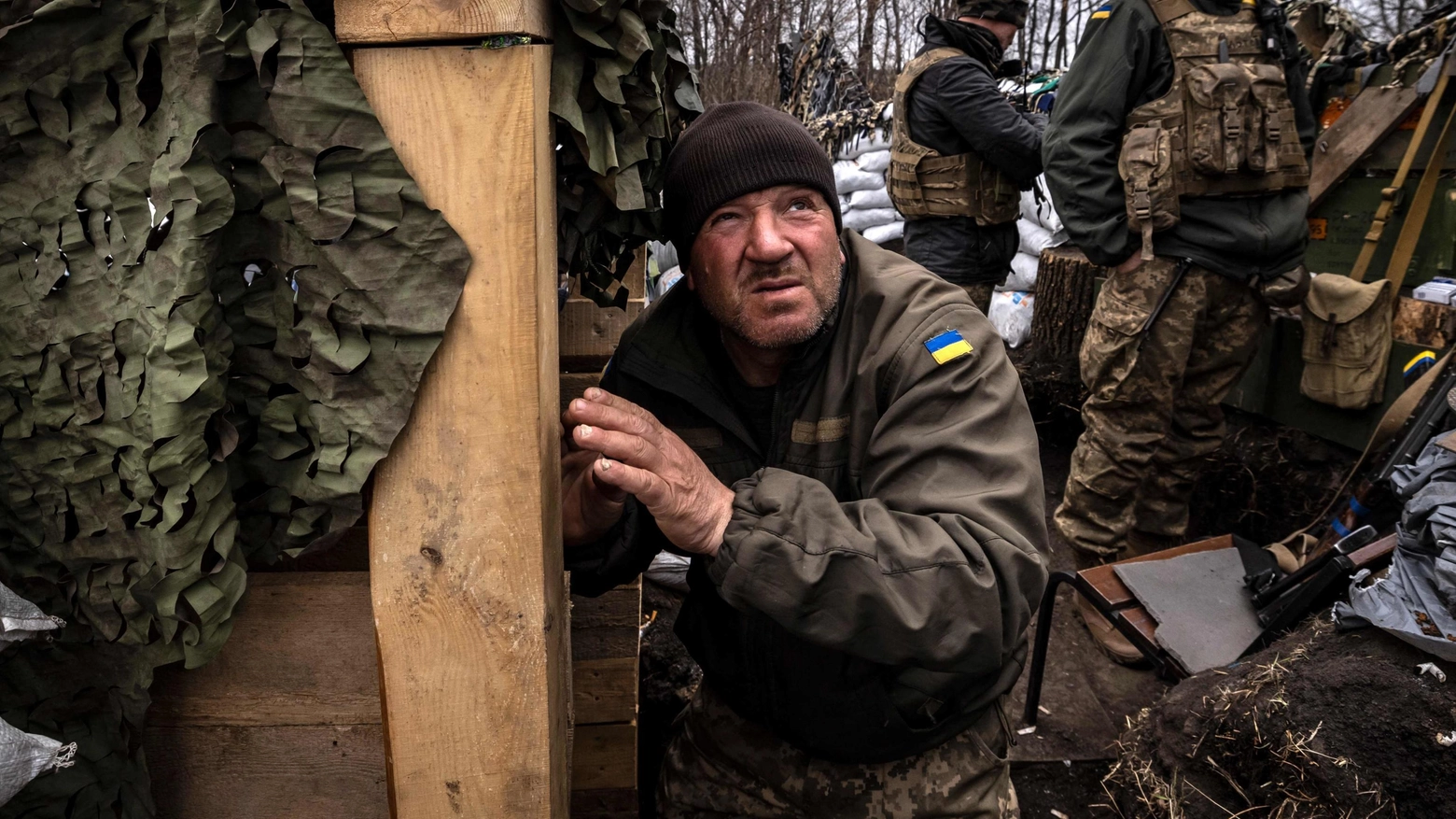 Un soldato ucraino in trincea 