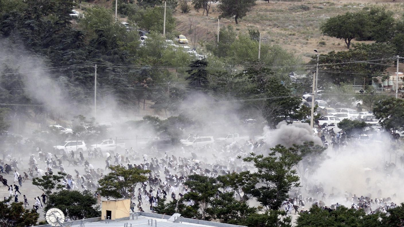 Kabul, la folla scappa dopo l'esplosione di una bomba durante un funerale (Ansa)
