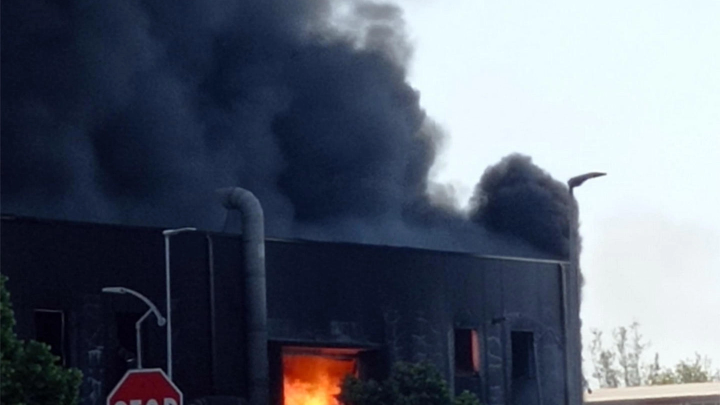 L'incendio nella fabbrica di vernici vicino a Monterotondo