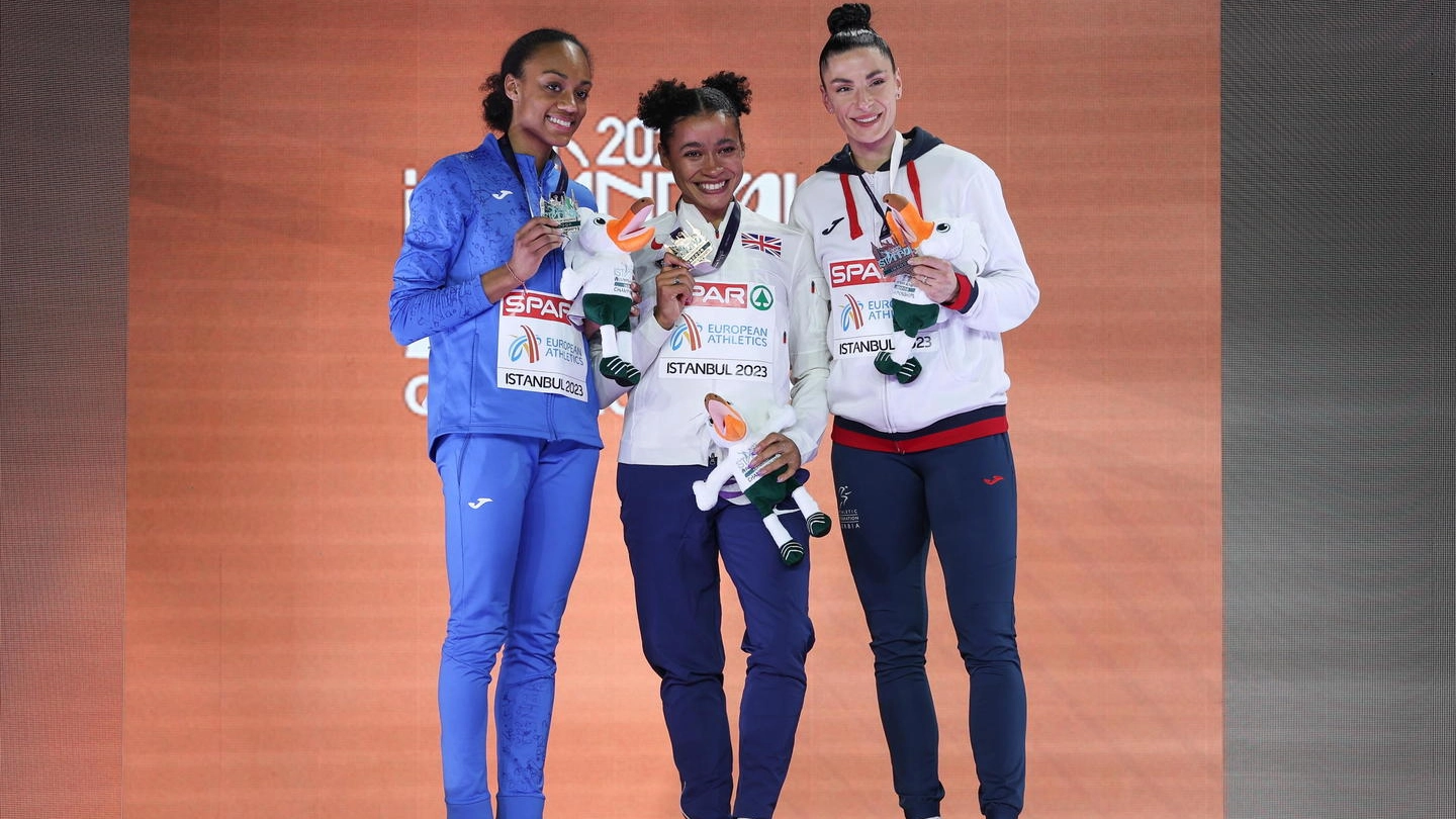 Larissa Iapichino (prima a sinistra) sul podio del lungo agli Europei Indoor (Ansa)