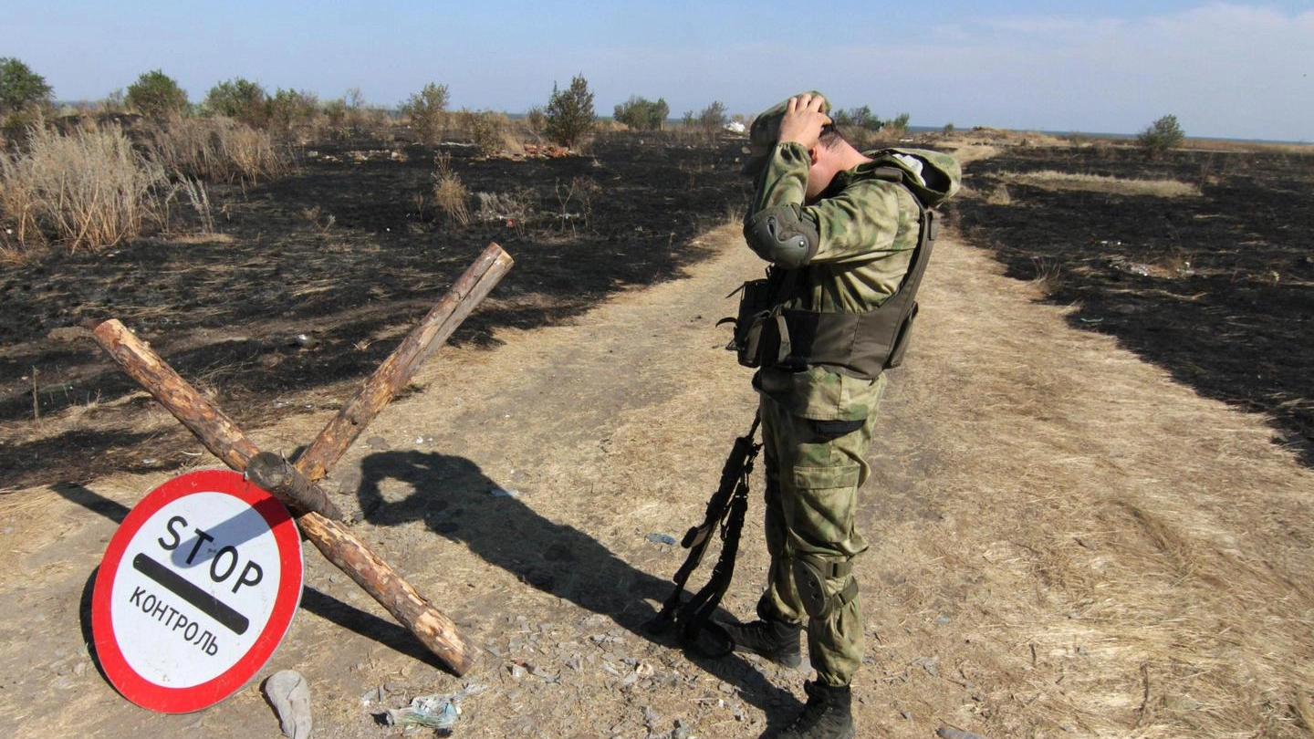 Un soldato ucraino dopo uno scontro a fuoco con truppe filorusse (Ansa)