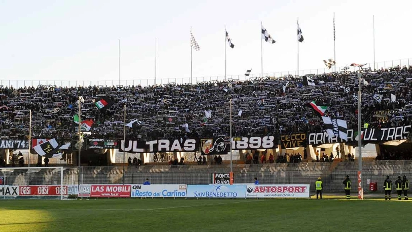 Ultras allo stadio Del Duca (foto La Bolognese)