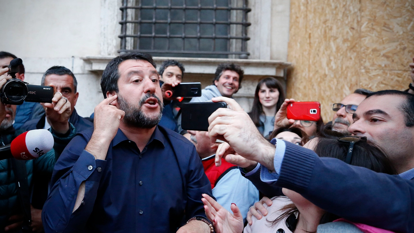 Salvini fuori da Palazzo Chigi (LaPresse)