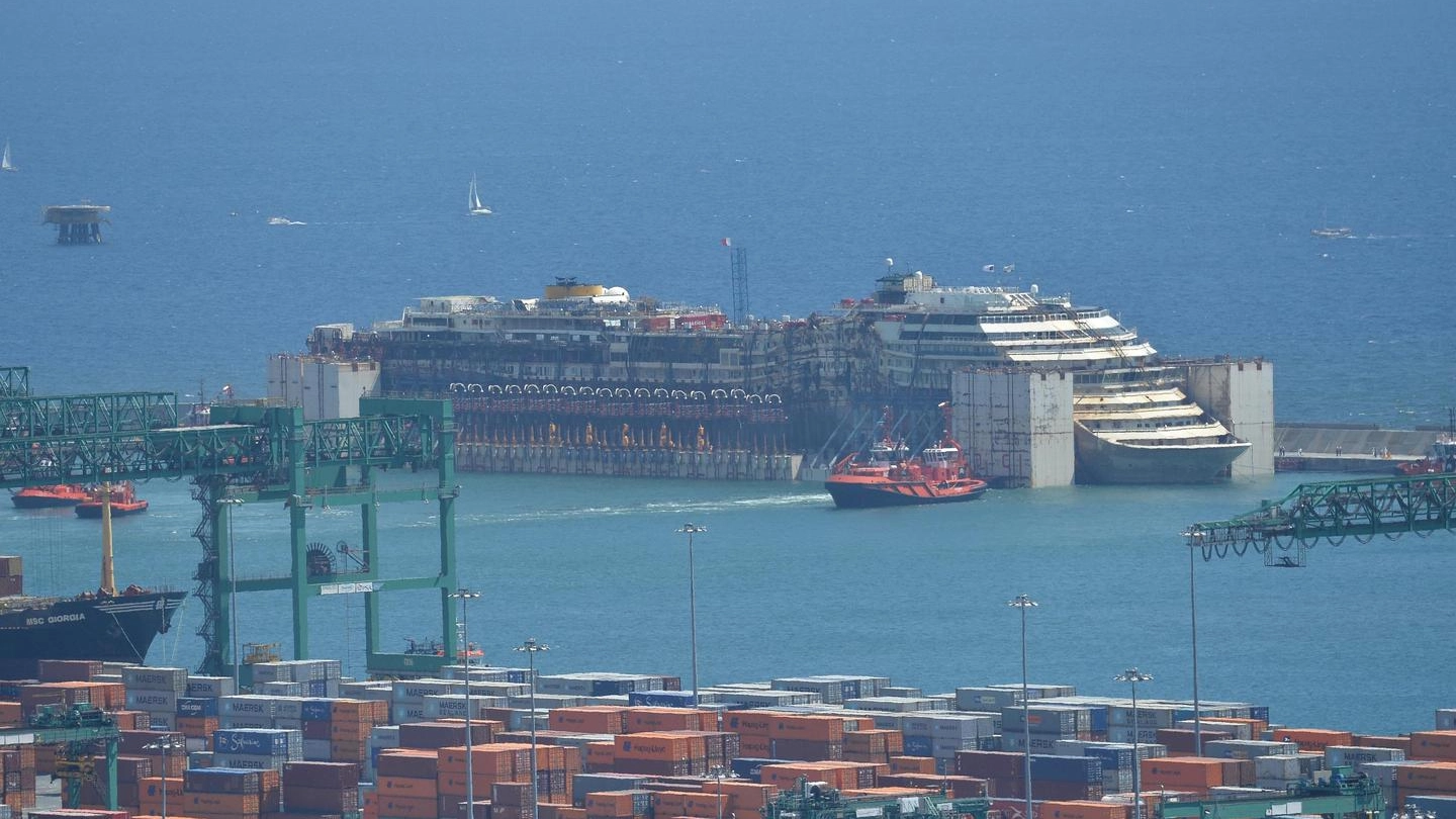 La Costa Concordia ormeggiata nel porto di Genova (Ansa)