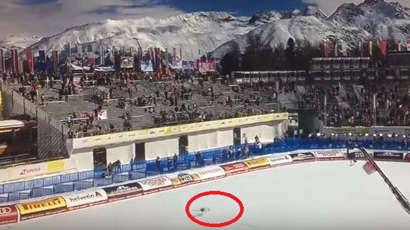 Mondiali di sci, telecamera cade sul traguardo