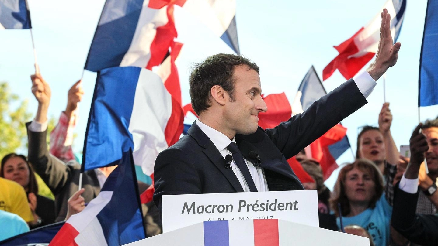 Macron durante la campagna per le presidenziali del 2017 (Ansa)