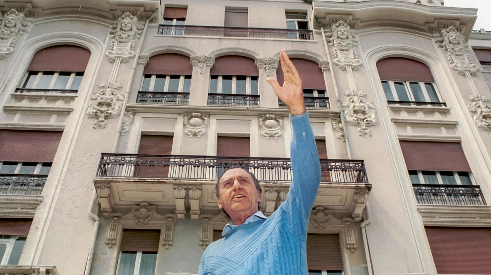 Alberto Sordi si fa fotografare davanti al Grand Hotel di Rimini
