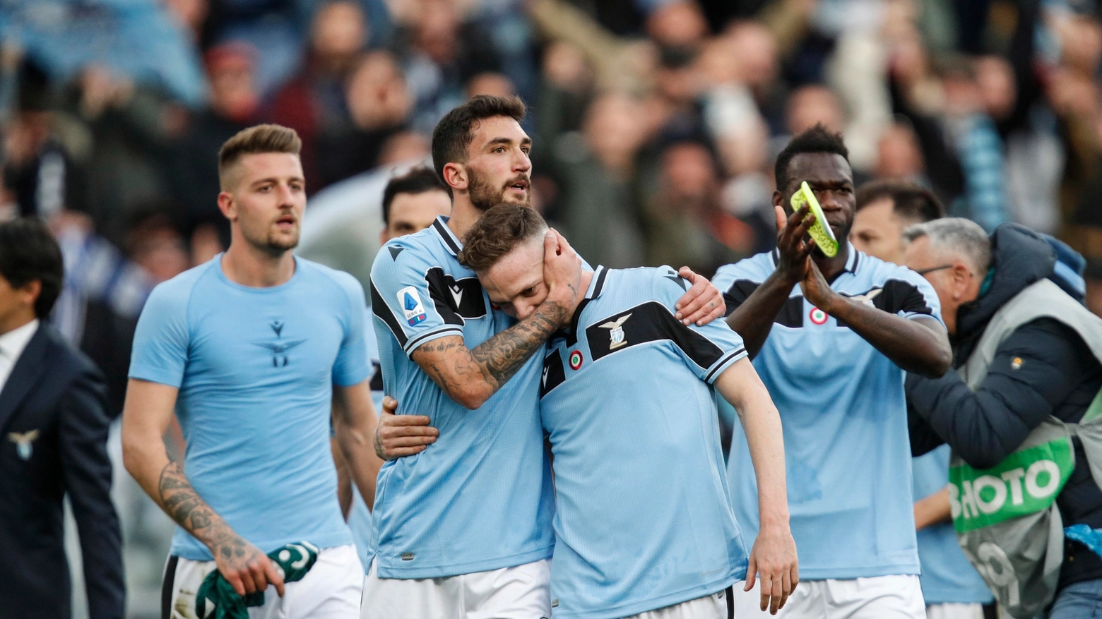 I giocatori della Lazio esultano dopo la vittoria col Bologna