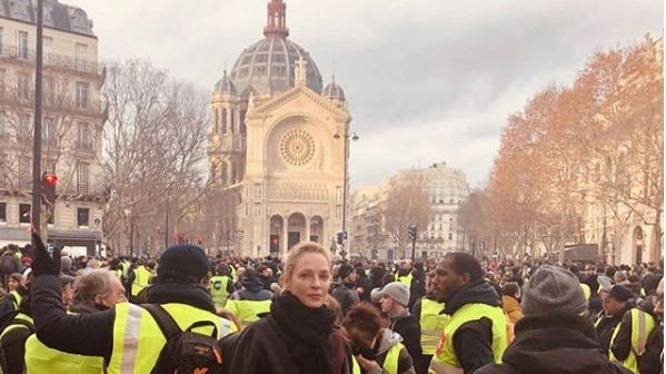 Uma Thurman a Parigi con i gilet gialli (Instagram)