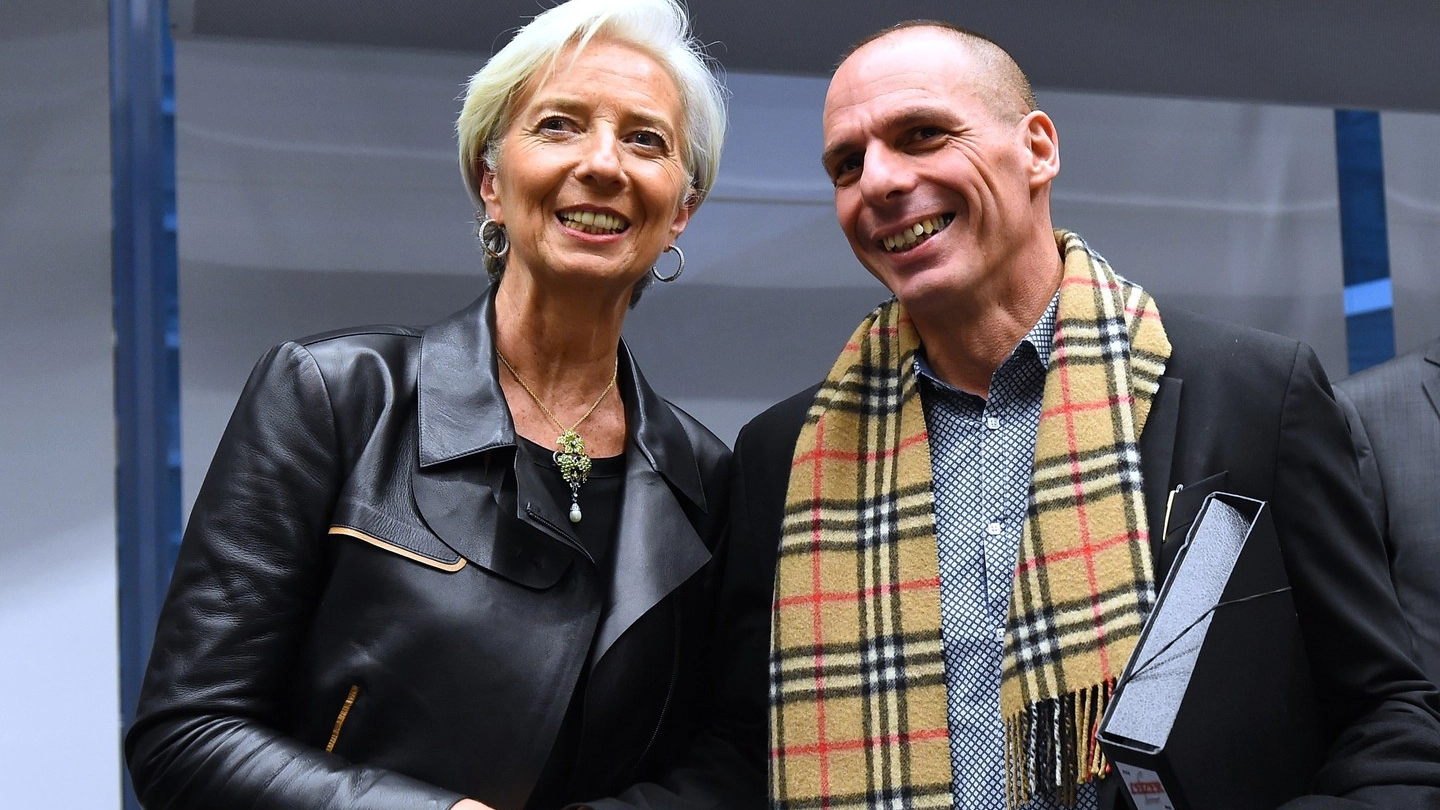 Il ministro greco Varoufakis con Christine Lagarde (Afp)