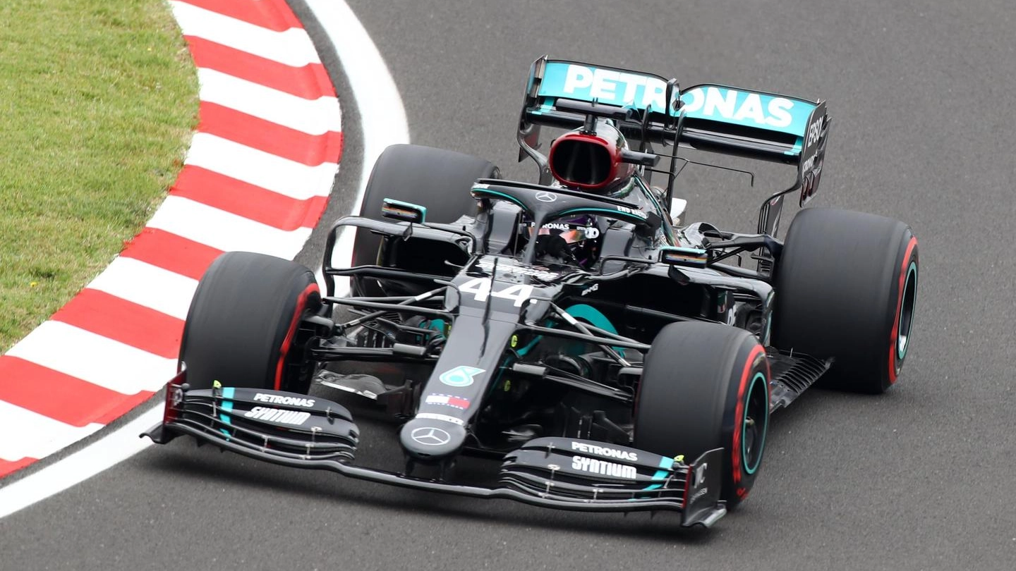 La Mercedes di Lewis Hamilton in pista (Ansa)
