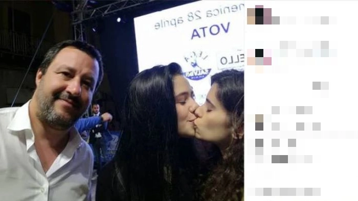 Matteo Salvini e il selfie col bacio saffico