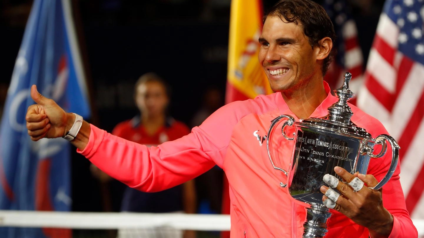 Rafael Nadal con il trofeo degli Us Open 2017 (Lapresse)