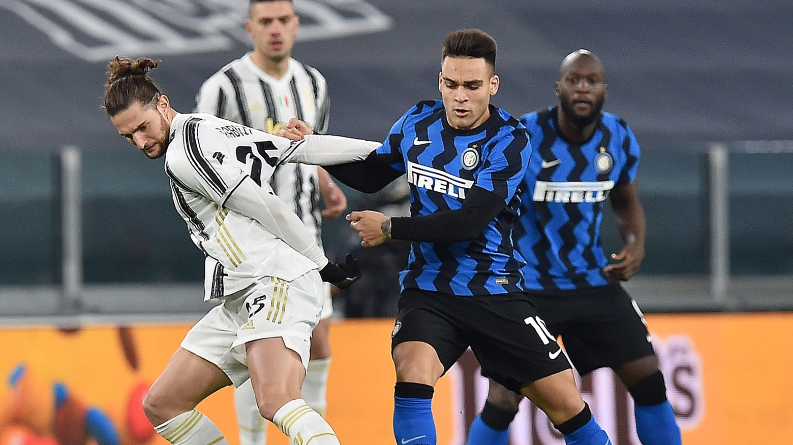 Un contrasto fra Rabiot e Lautaro in un Juventus-Inter di Coppa Italia (Ansa)