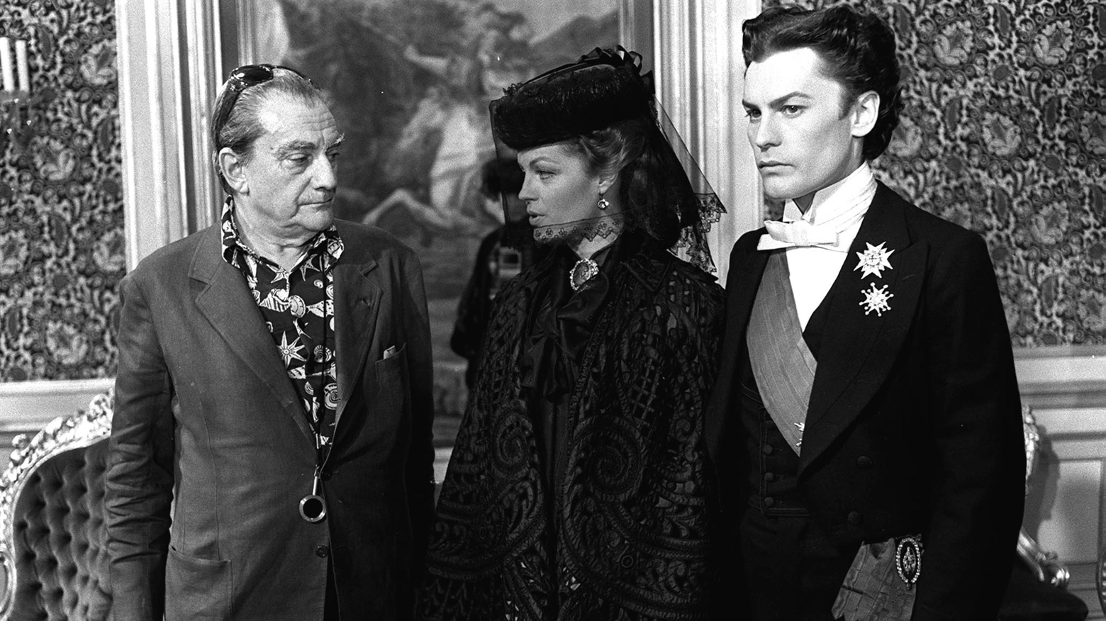 A destra Helmut Berger sul set del film 'Ludwig' di Luchino Visconti (a sinistra). Nel centro l'attrice Romy Schneider - foto Ansa