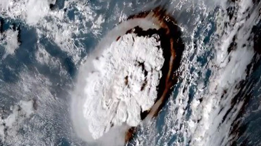 L'esplosione del vulcano Hunga Tonga in un'immagine satellitare