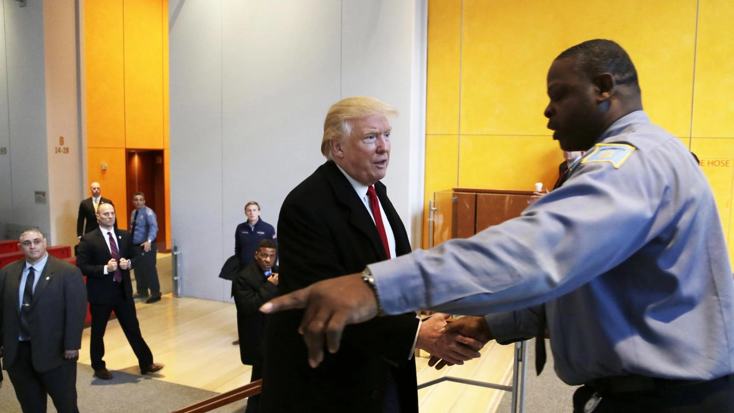 Trump saluta una guardia all'ingresso della sede del New York Times (Ansa)