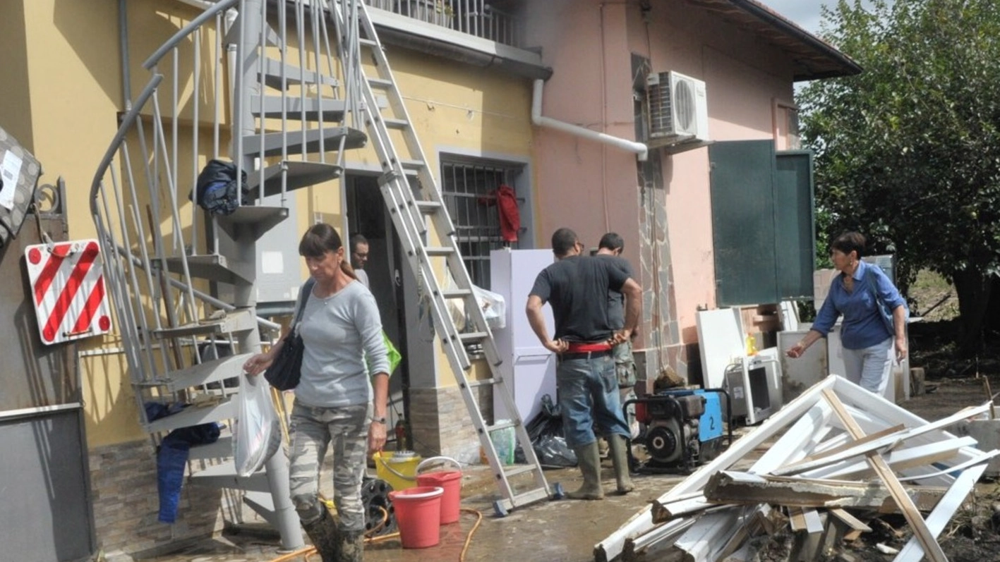 Maltempo a Livorno, proseguono le operazioni di rimozione delle macerie