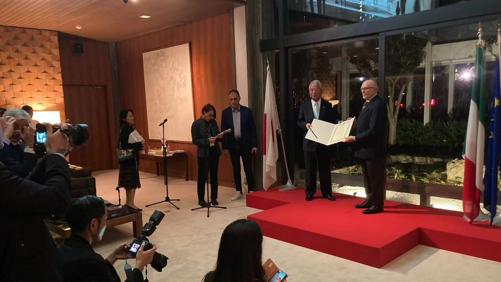 Il presidente della Fondazione Italia Giappone, ambasciatore Umberto Vattani, consegna il riconoscimento ad Akira Amari