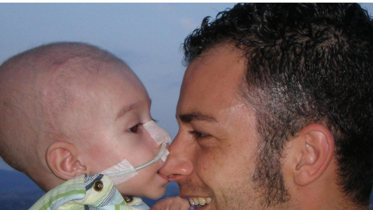 Mauro Zaratta con il figlio Lorenzo a cui fu diagnostico un tumore al cervello a soli 3 mesi (Ansa)