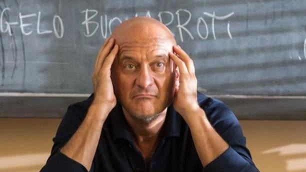 Claudio Bisio, 64 anni, nel film “Ma che bella sorpresa“ in cui interpreta un prof