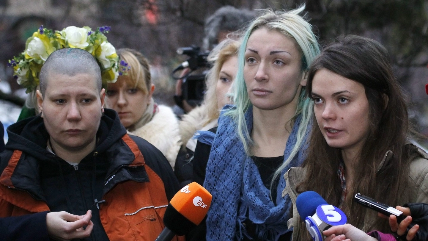 Oksana Shachko, a destra. Al centro Inna Shevchenko, leader delle Femen (Ansa)
