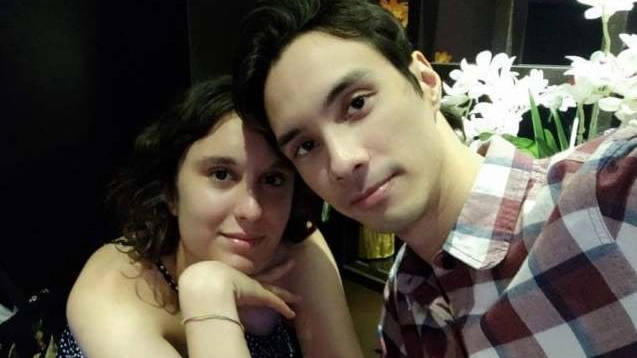 Sebastian Galassi, 26 anni, in una foto con la fidanzata Valentina