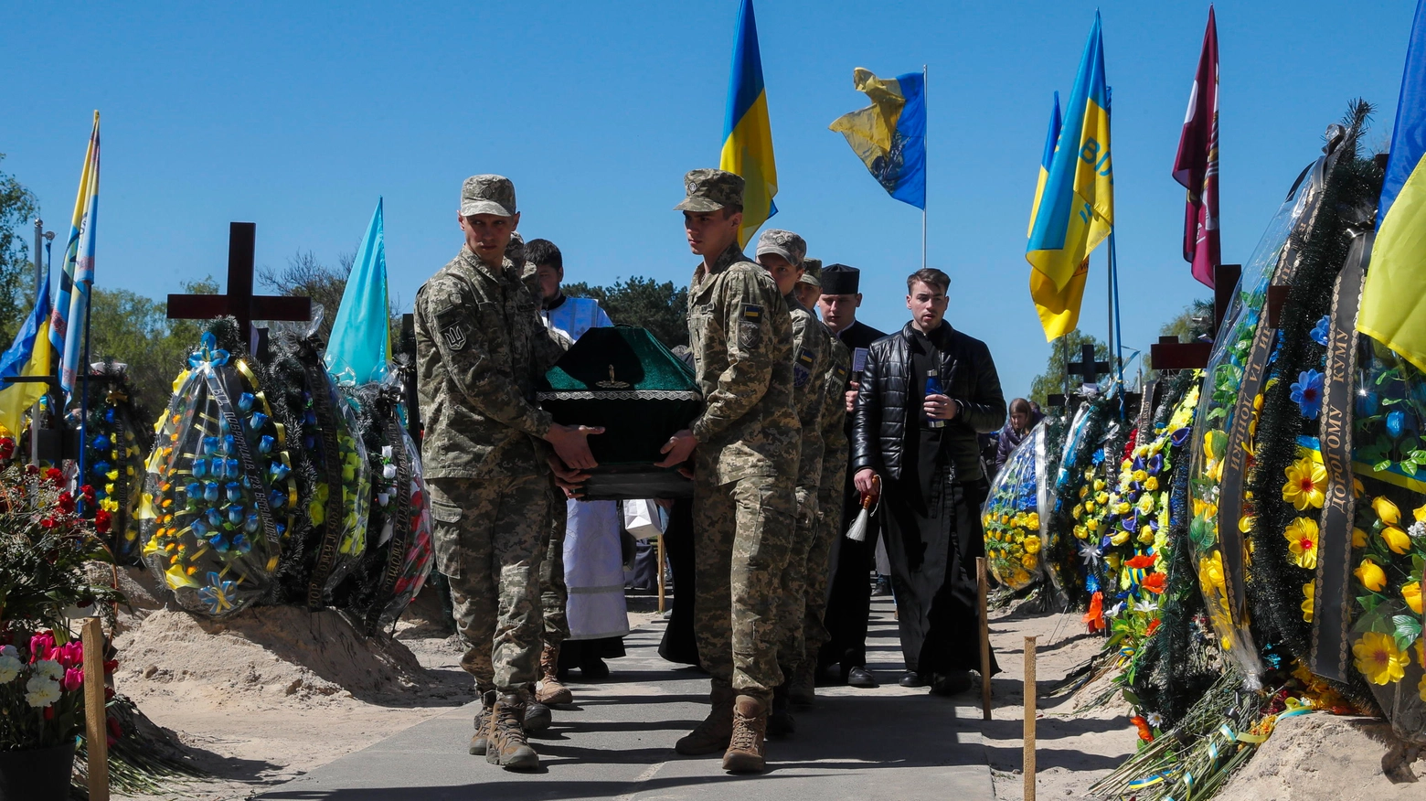 Ucraina, il funerale dell'ex giornalista Bbc, Oleksander Bondarenko (Ansa)