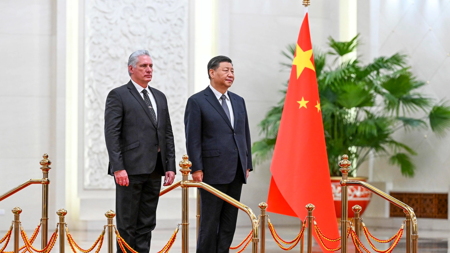 Il presidente cubano  Miguel Diaz-Canel con il presidente cinese Xi Jinping (Ansa)
