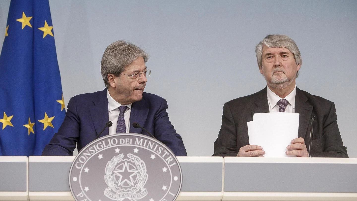 Il presidente del Consiglio Paolo Gentiloni e il ministro Giuliano Poletti (Ansa)