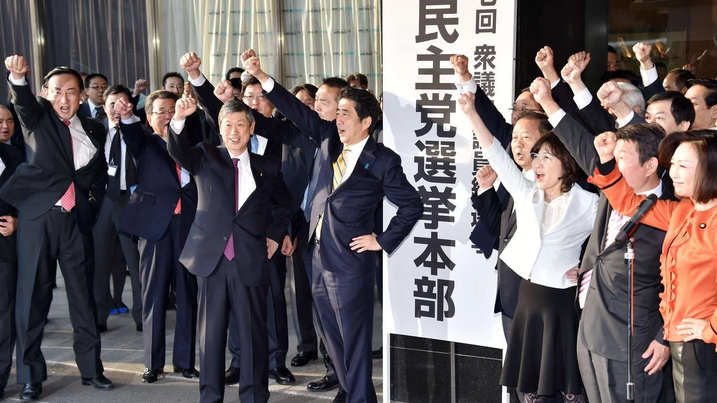Il premier giapponese Abe (al centro) e i suoi parlamentari appena mandati a casa (AFP PHOTO)