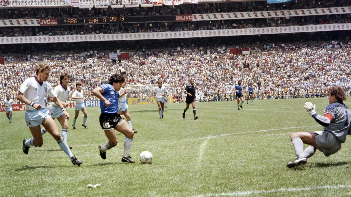 Maradona scarta mezza Inghilterra e fa gol, Messico 1986 (Ansa)