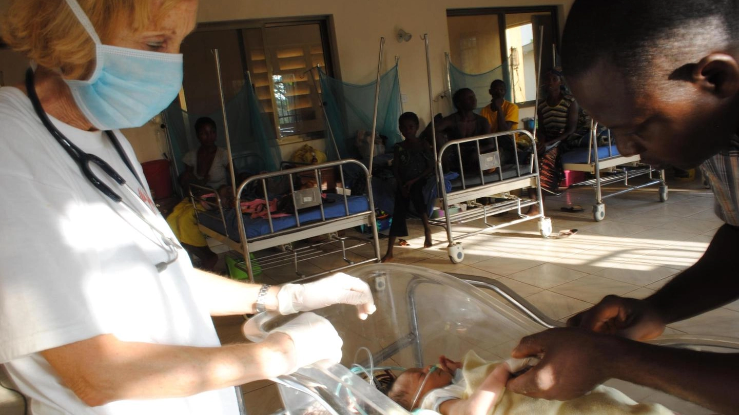 Medici impegnati in Sierra Leone per contrastare l'epidemia di virus Ebola (Ansa)