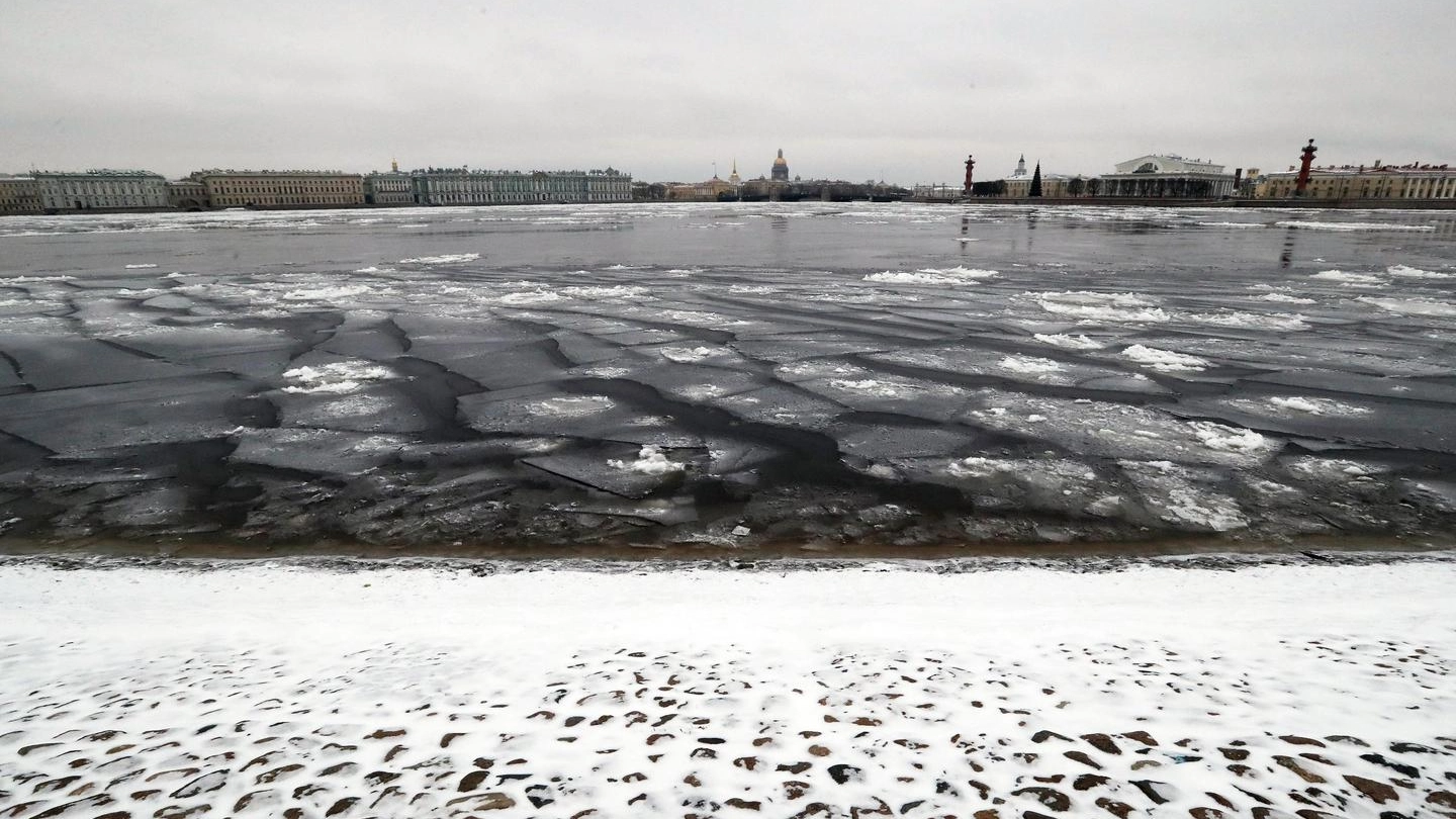Previsioni meteo, svolta invernale. Nella foto il gelo a San Pietroburgo (foto Ansa)