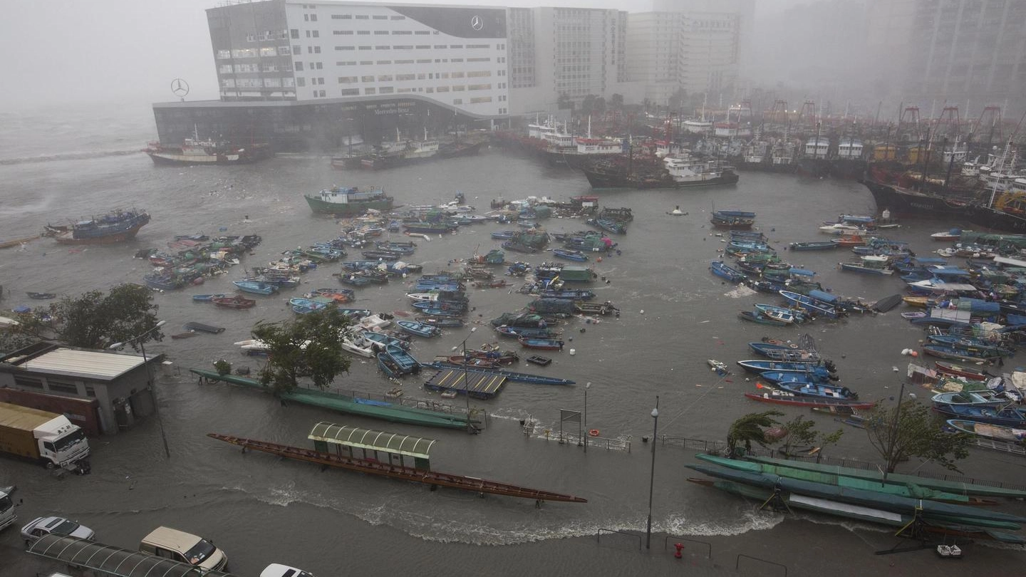 Hong Kong, il tifone Mangkhut (foto Ansa) 