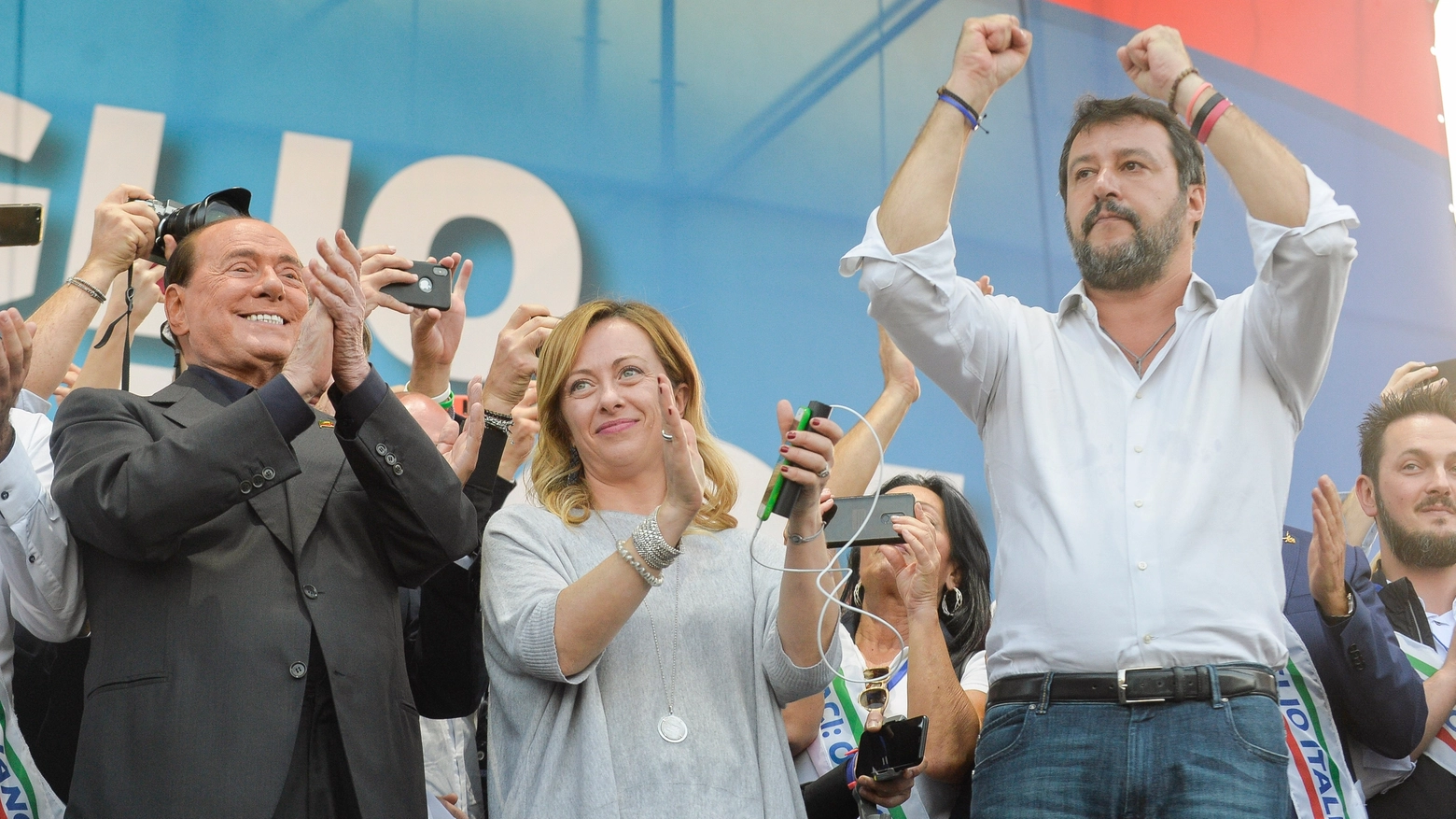 Silvio Berlusconi, Giorgia Meloni e Matteo Salvini durante un comizio(ImagoE)