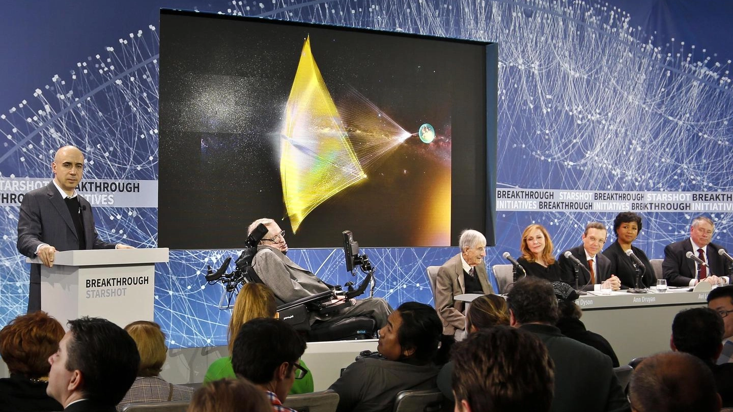 Yuri Milner e Stephen Hawking in conferenza stampa (Ansa)